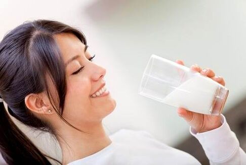 las chicas beben leche en una dieta cetogénica