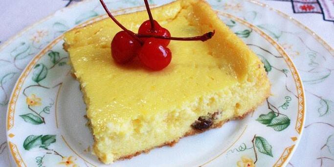 Cazuela de requesón para el desayuno o la merienda en un menú de alimentación saludable durante un mes