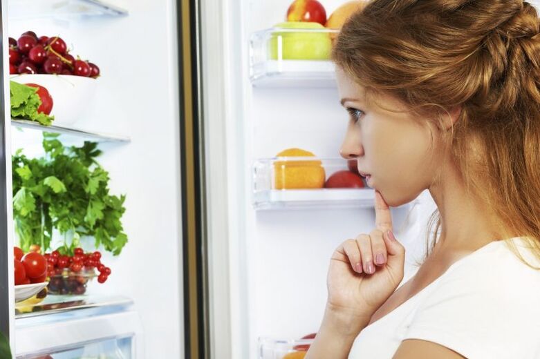 chica elige comida con gástrico