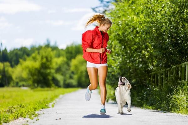 Es recomendable iniciar una serie de ejercicios para adelgazar haciendo jogging en el parque. 