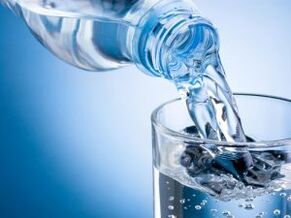 Si tienes gota, necesitas aumentar la cantidad de agua potable. 