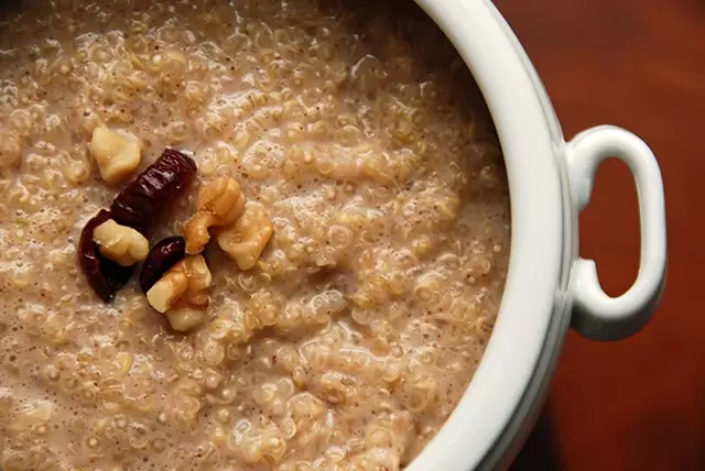 Si sigues la dieta de cereales del día de los 6 pétalos, puedes añadir algunas nueces a la papilla. 